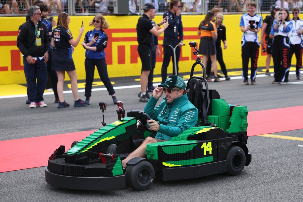 Fernando Alonso venceu corrida de kart com Lego em Silverstone — corrida de Lego