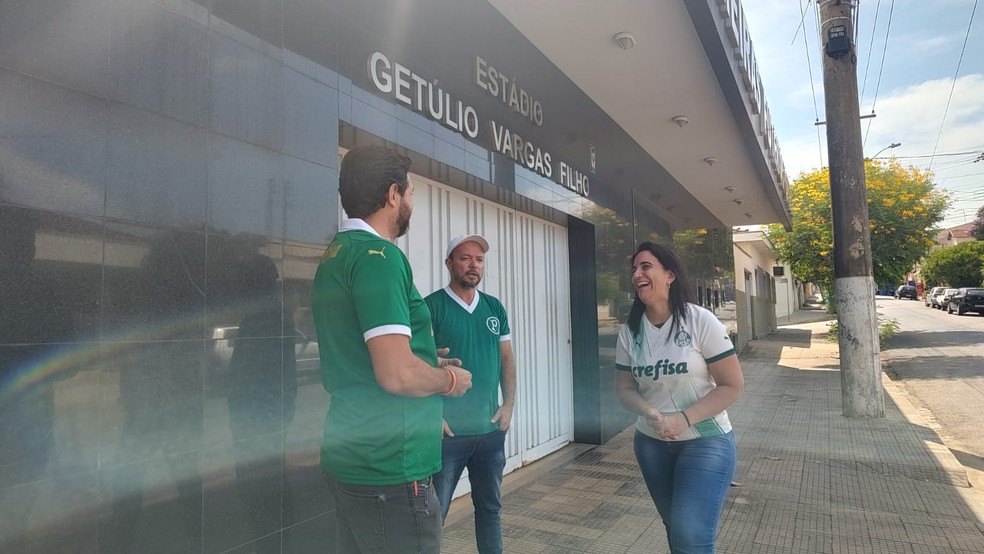 Torcedores do Palmeiras em frente ao estádio Getúlio Vargas, do Palmeiras alvinegro — Foto: Cairo Oliveira