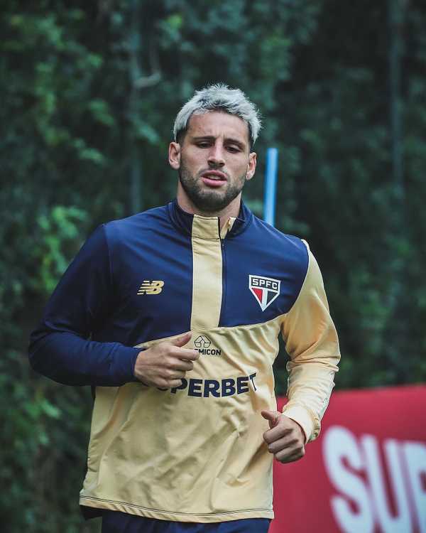 Calleri mostra evolução no São Paulo durante treinamento pós-lesão na panturrilha.