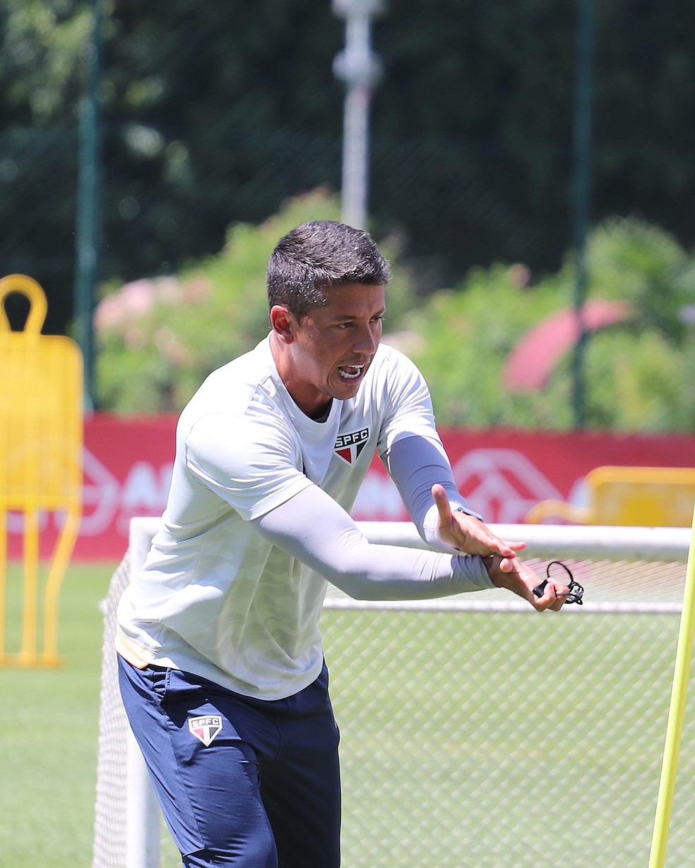 Thiago Carpini em treino do São Paulo — Foto: Rubens Chiri/saopaulofc.net