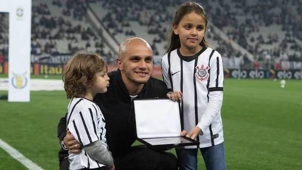 Títulos, viagens, críticas e fim de carreira: filhos fazem carta a Fábio Santos no adeus ao Corinthians