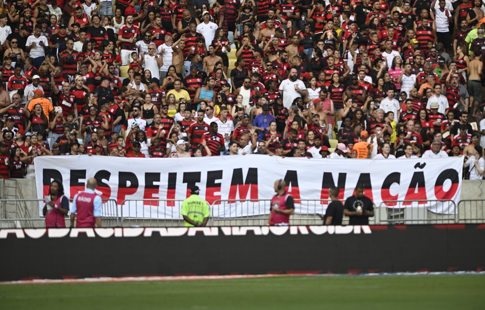 Torcida do Flamengo protesta em jogo contra o Corinthians — Foto: André Durão