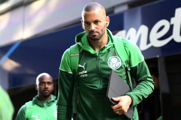 MACHUCOU?! Weverton ingere quatro comprimidos após lesão no dedo