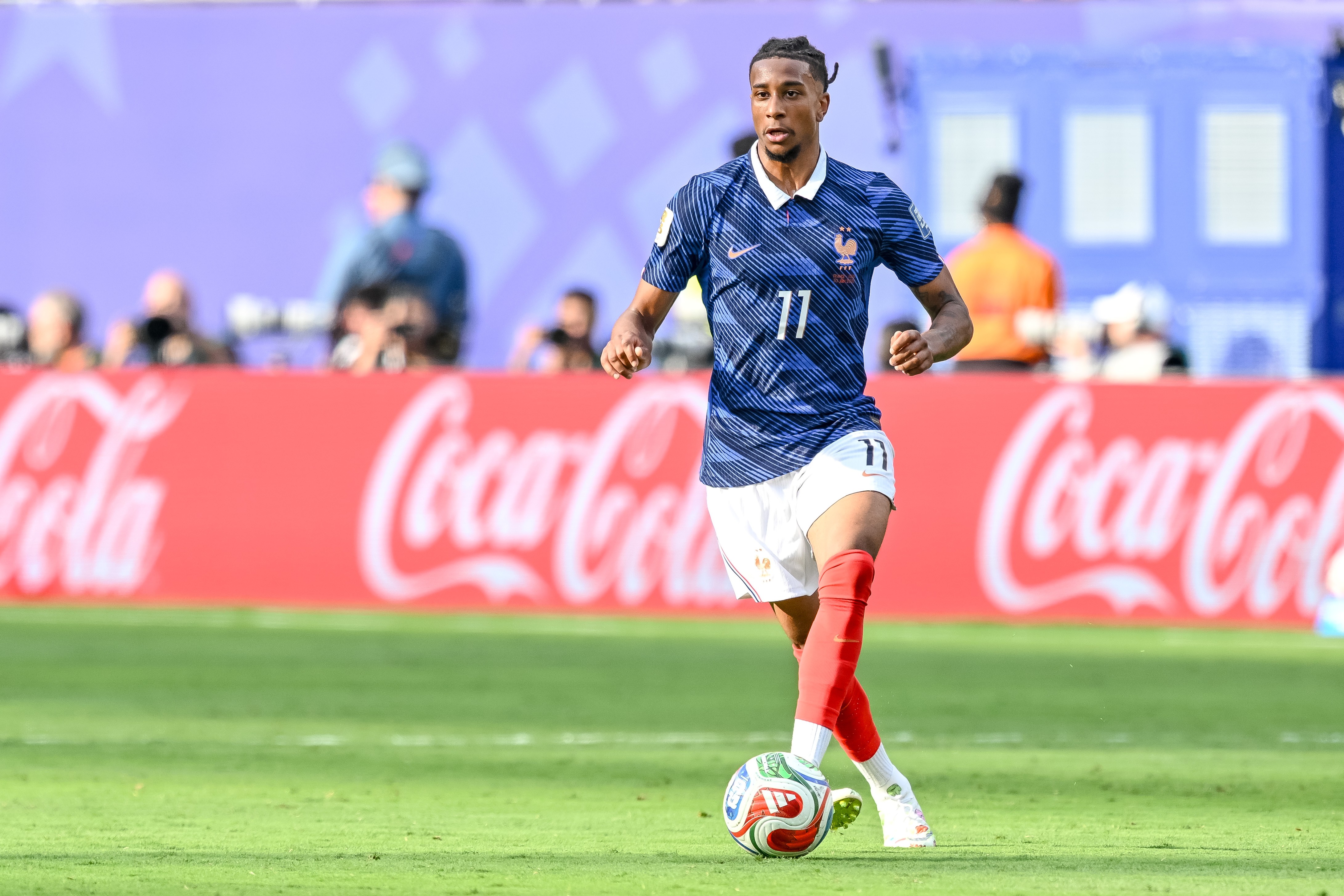 Olise iguala trio do Brasil e se aproxima de recorde de assistências em uma Copa