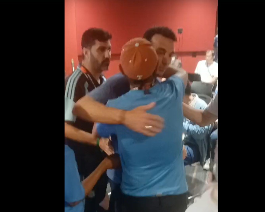 Jornalistas argentinos fazem fila para abraçar Scaloni depois de vaga na final; veja
