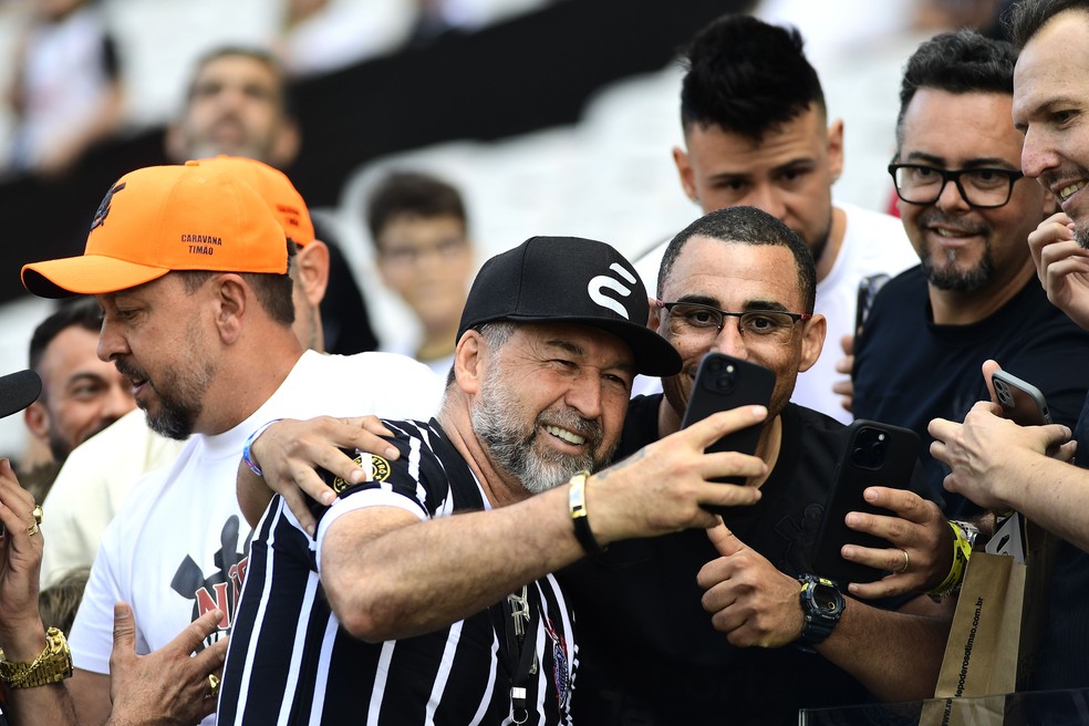 Augusto Melo tira fotos com torcedores do Corinthians antes de jogo contra o Vasco — Foto: Marcos Ribolli