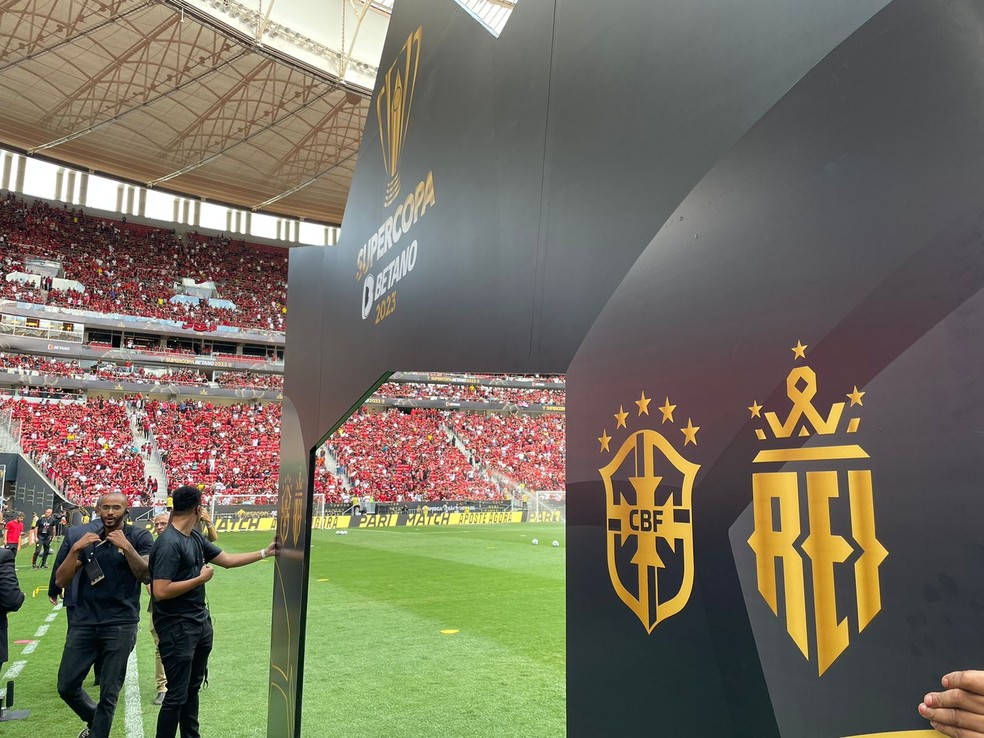 Santos divulga camisa com coroa dourada em homenagem ao rei Pelé