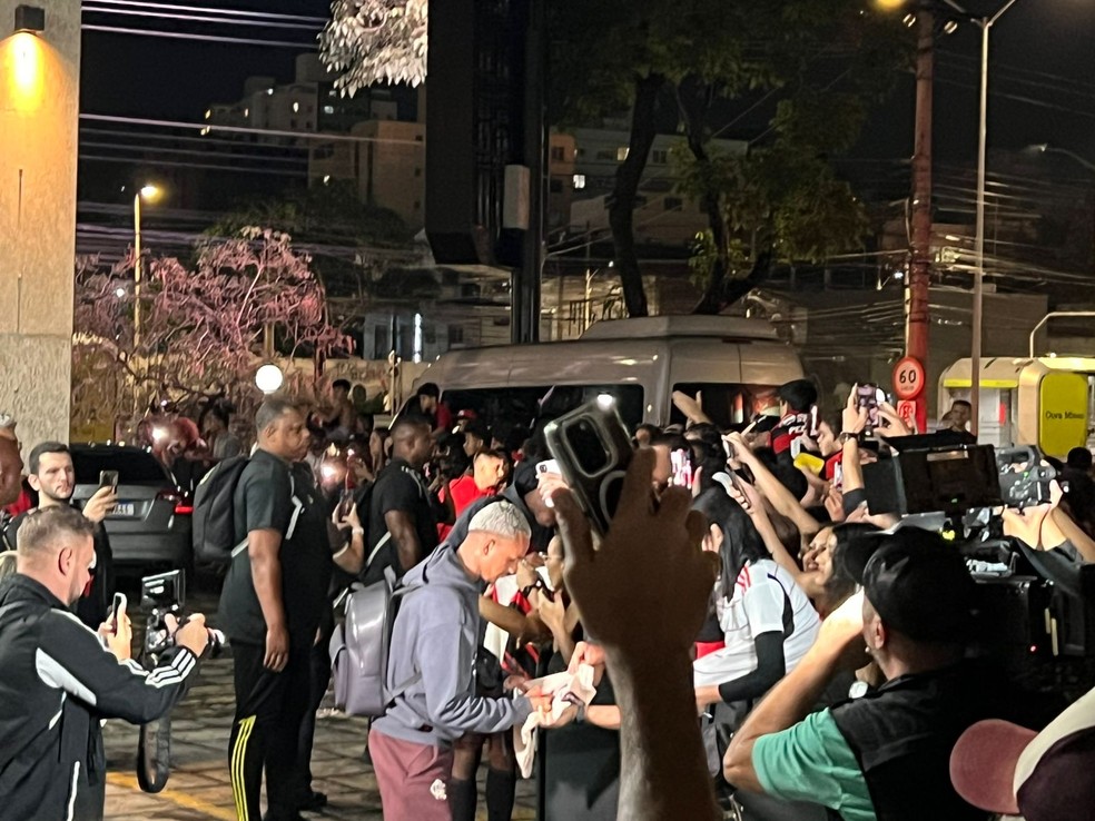 Flamengo é recebido com muita festa em hotel em BH — Foto: Letícia Marques