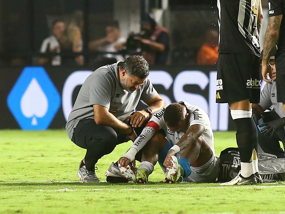 Neymar sai machucado e chorando Santos x Atlético-MG — Foto: Mauricio De Souza/AGIF