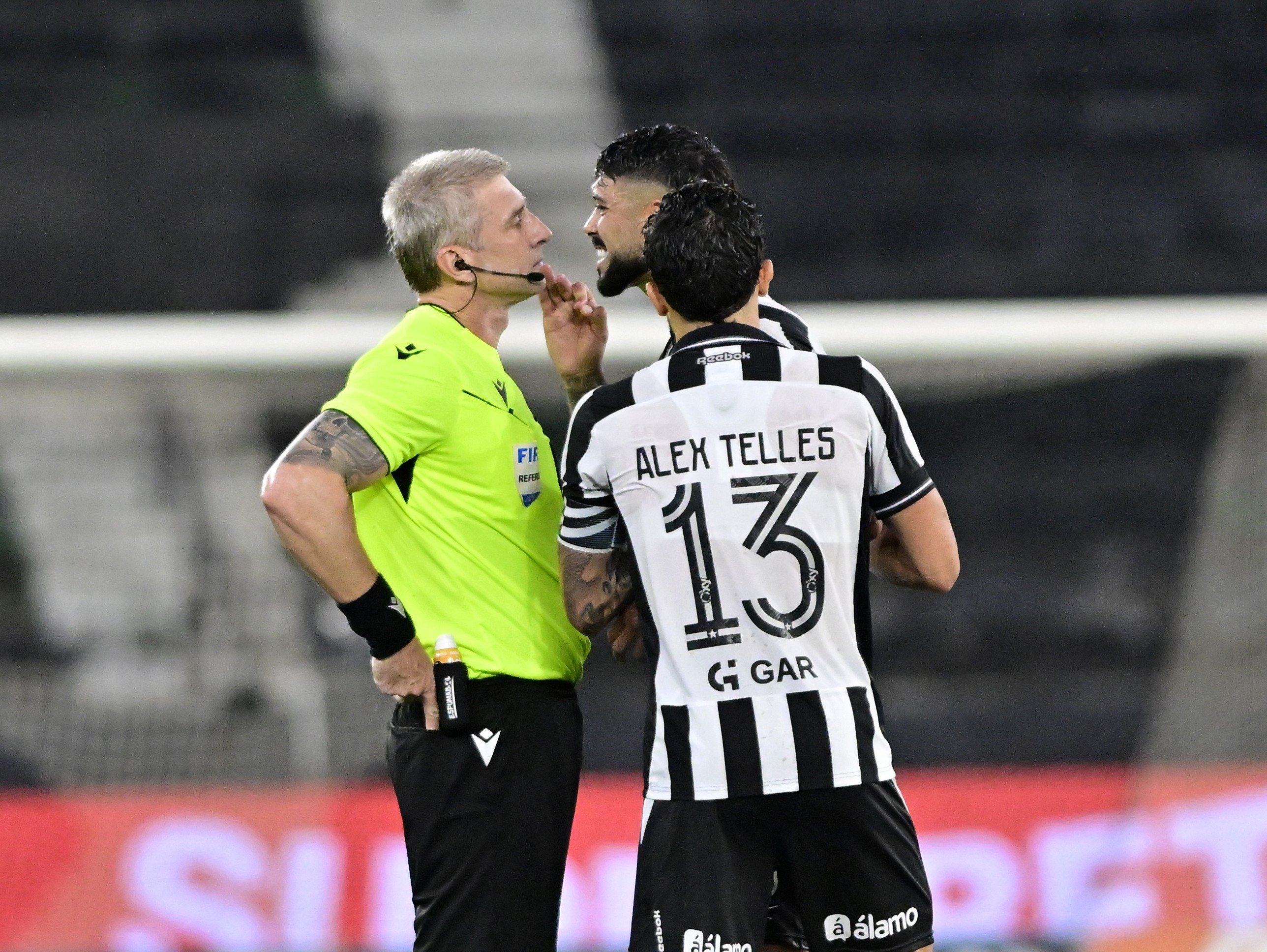 Árbitro cita ofensas de Barboza e dirigentes do Botafogo na súmula; veja