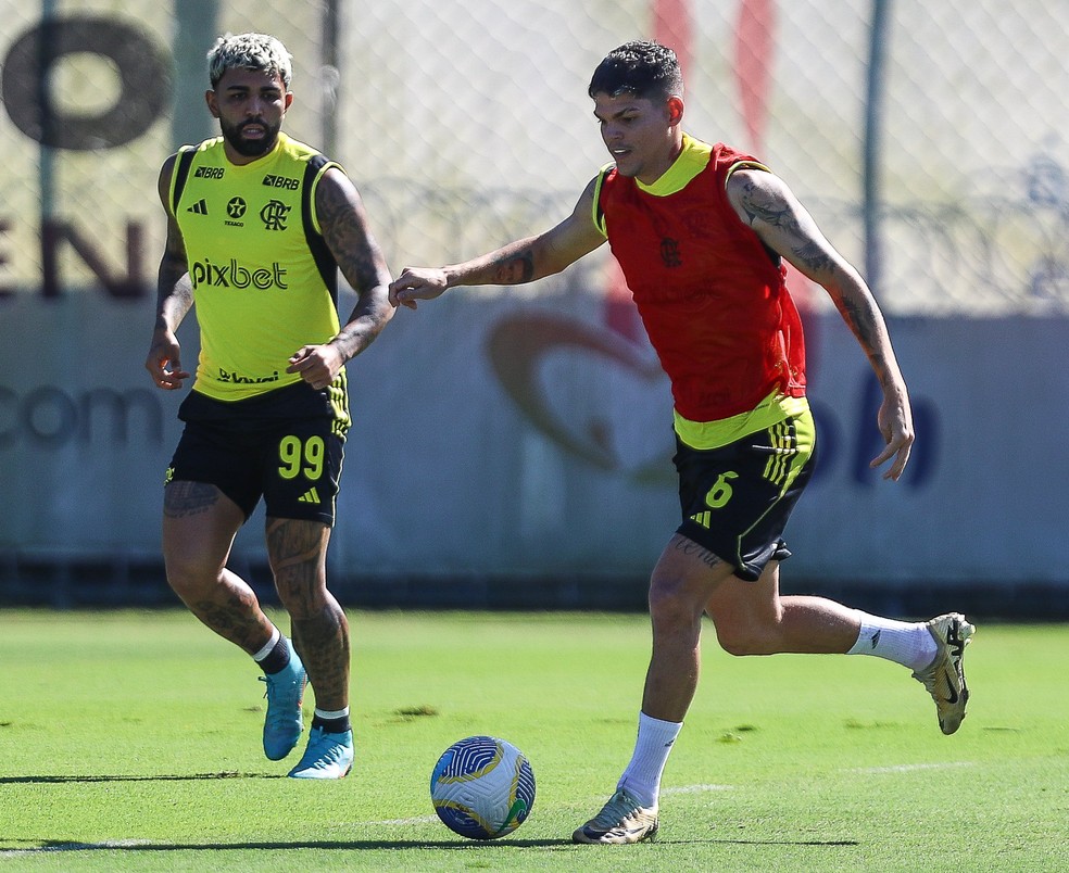 Gabigol e Ayrton Lucas em treino no Flamengo — Foto: Gilvan de Souza / CRF