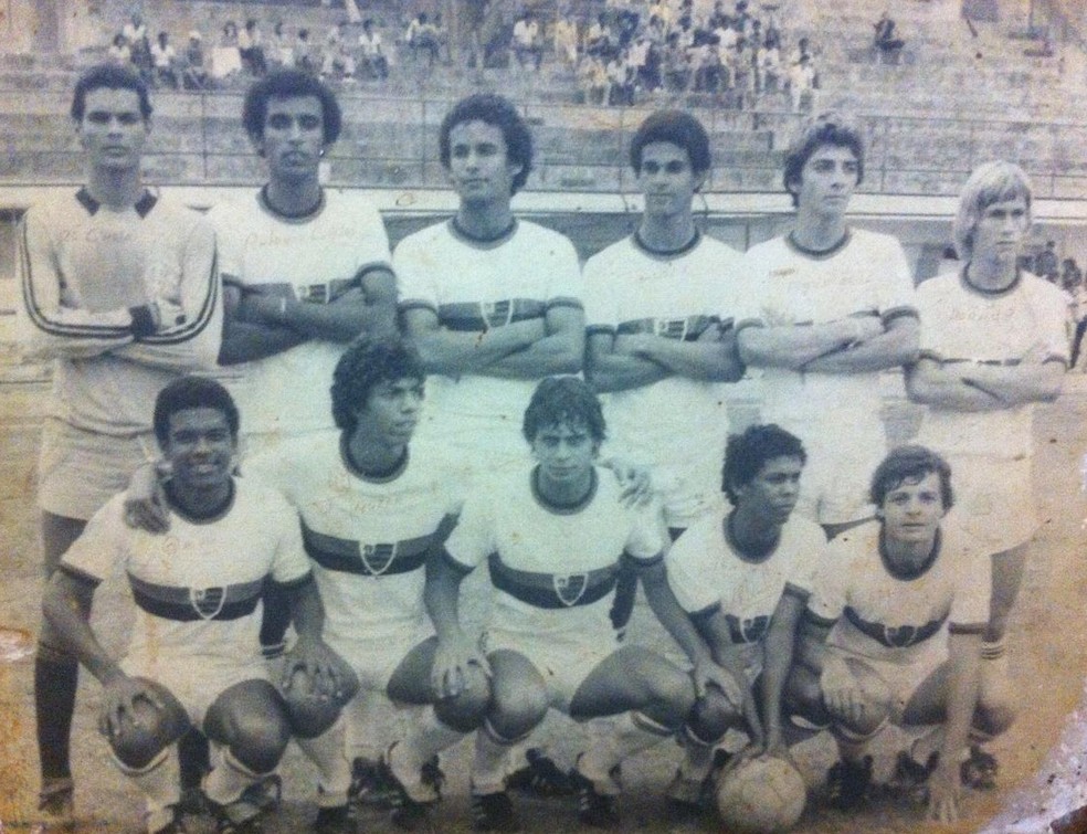 Edson (o último agachado da direita) no time campeão juvenil do Flamengo em 1978
