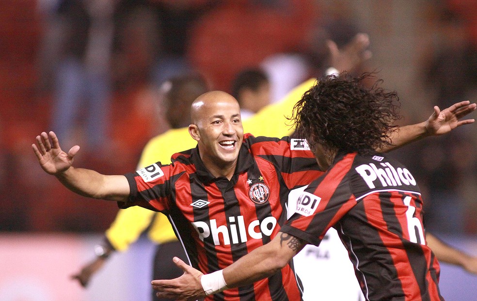 Alex Mineiro jogo Atlético-PR  — Foto: Agência Estado