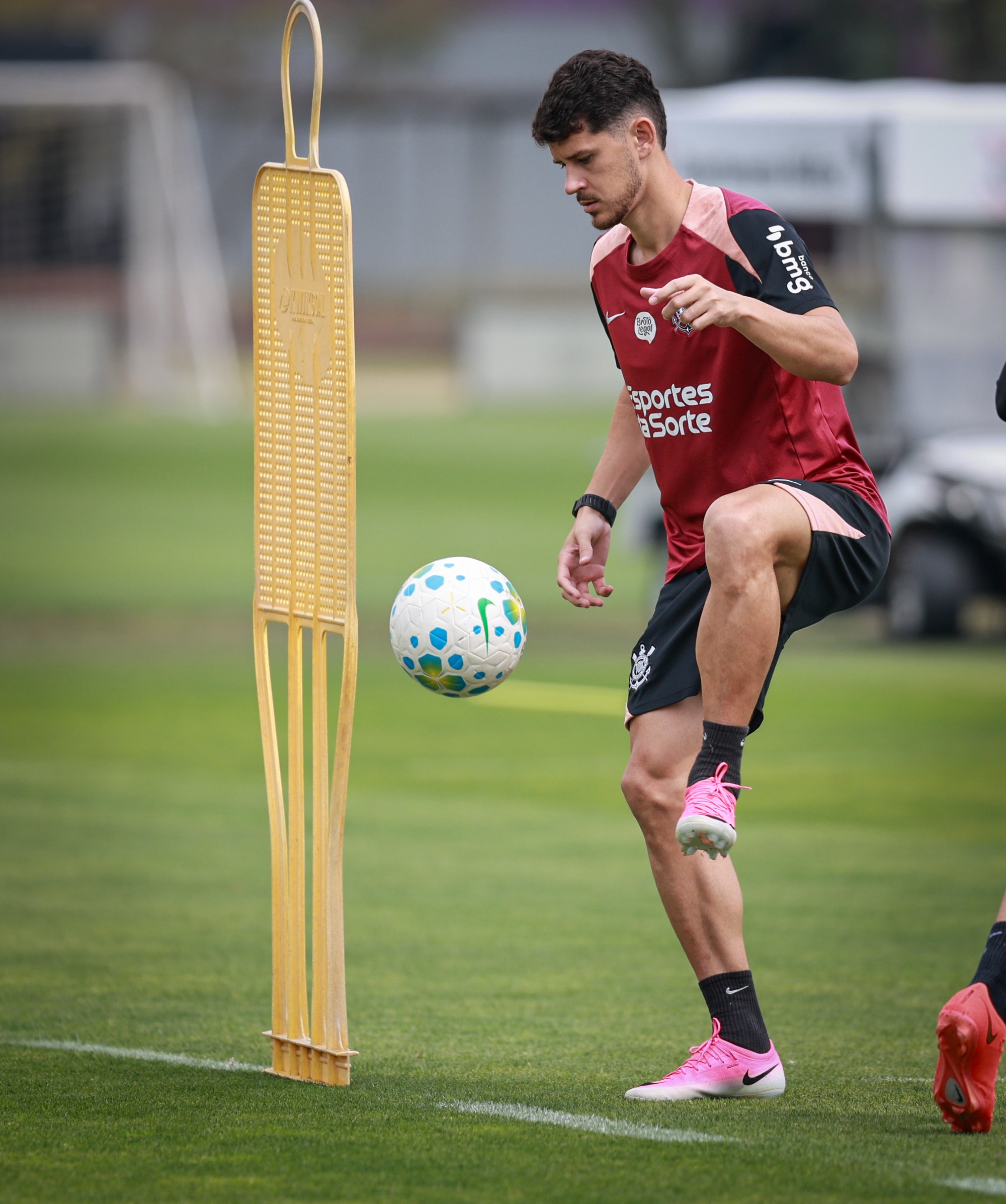 Hugo pode deixar o Corinthians após ficar sem jogar desde fevereiro