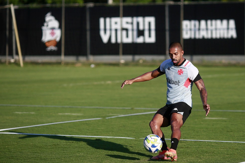 Paulo Henrique em a��o no treino do Vasco � Foto: Daniel Ramalho / CRVG