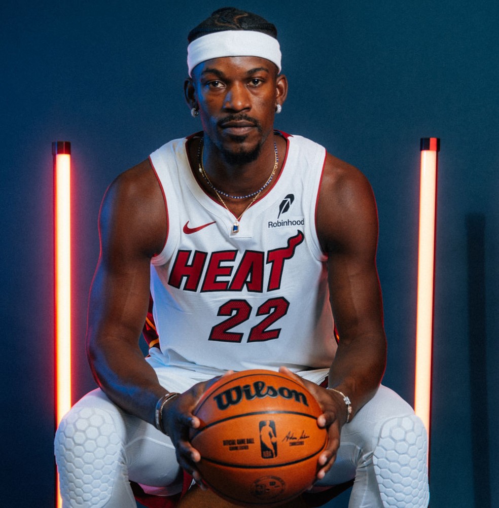 Jimmy Butler aparece com visual tradicional em media day do Miami Heat — Foto: Carmen Mandato/Getty Images