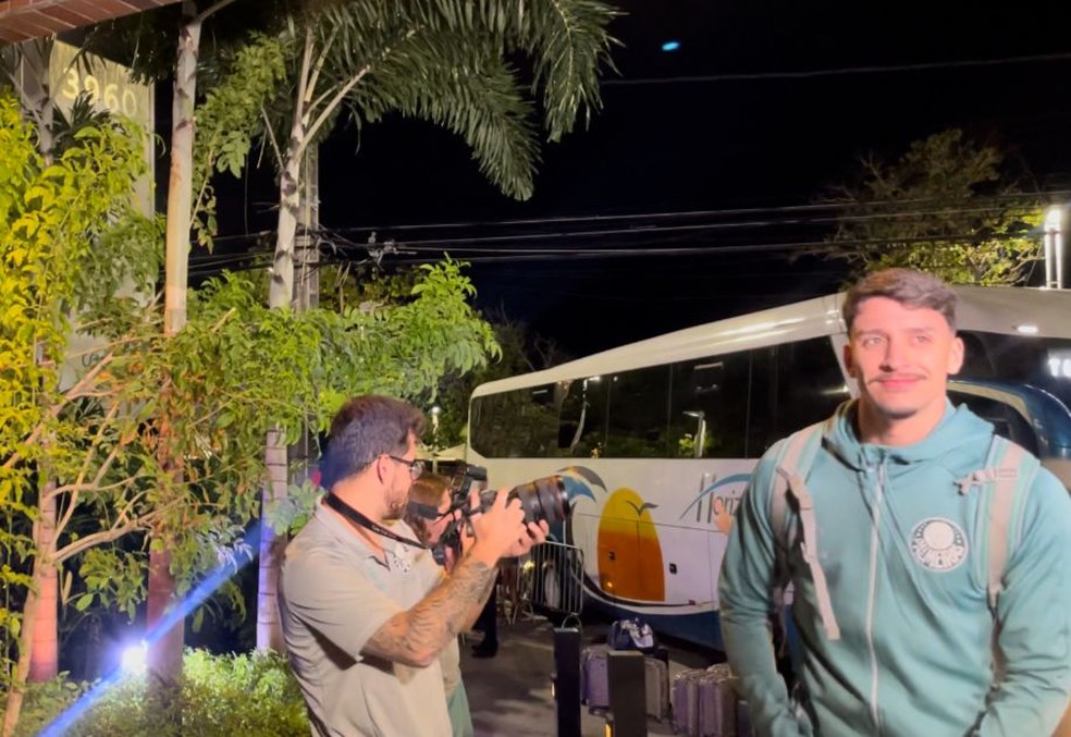 Piquerez em chegada do Palmeiras a Fortaleza — Foto: Camila Alves