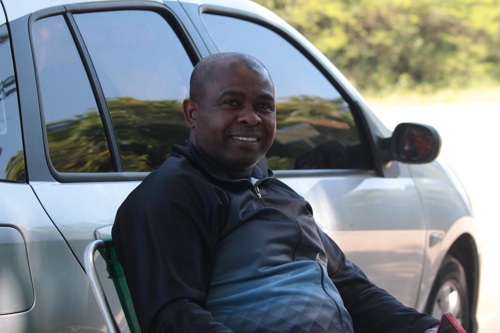 Aldair Padilha esperava o filho em frente ao CFT Hélio Dourado — Foto: Rafael Favero / ge.globo