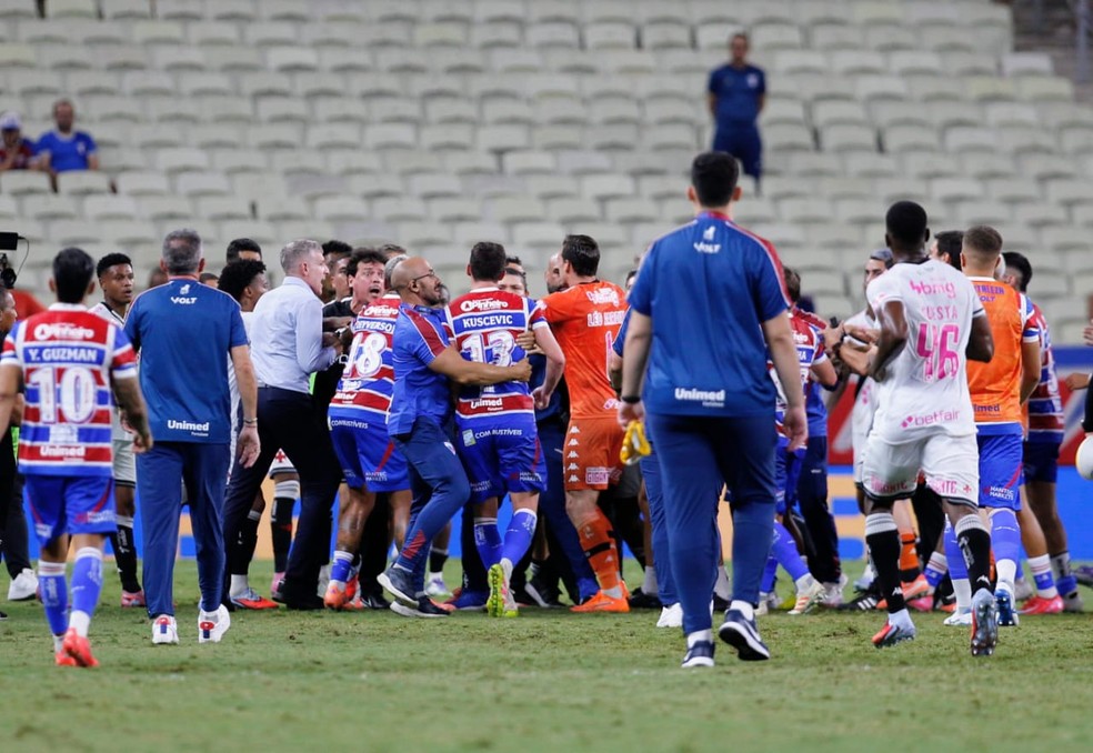 Jogadores do Fortaleza e Vasco envolvidos em confusão após partida.