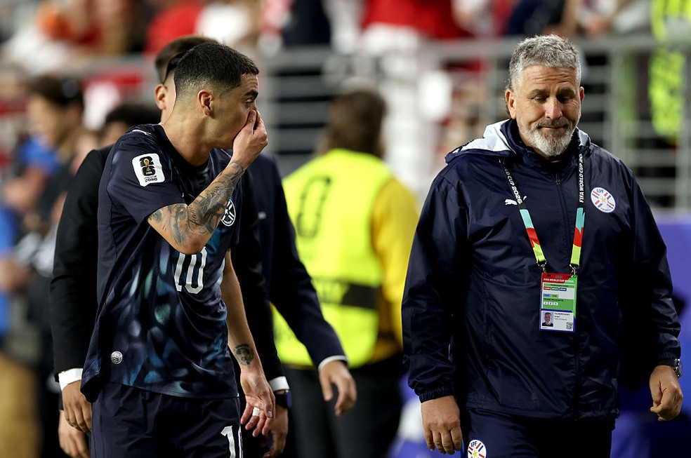 Miguel Almirón expulso após gesto — Lei Vini Jr explicou expulsão de Almirón