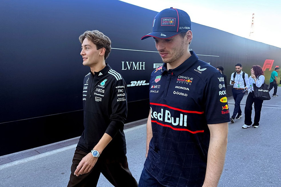 George Russell e Max Verstappen deixam a sala dos comissários após o GP do Canadá da F1 em 2025 — Foto: Clive Rose/Getty Images