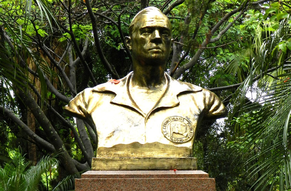 Busto do Neco no Parque São Jorge corinthians — Foto: Leonardo Lourenço