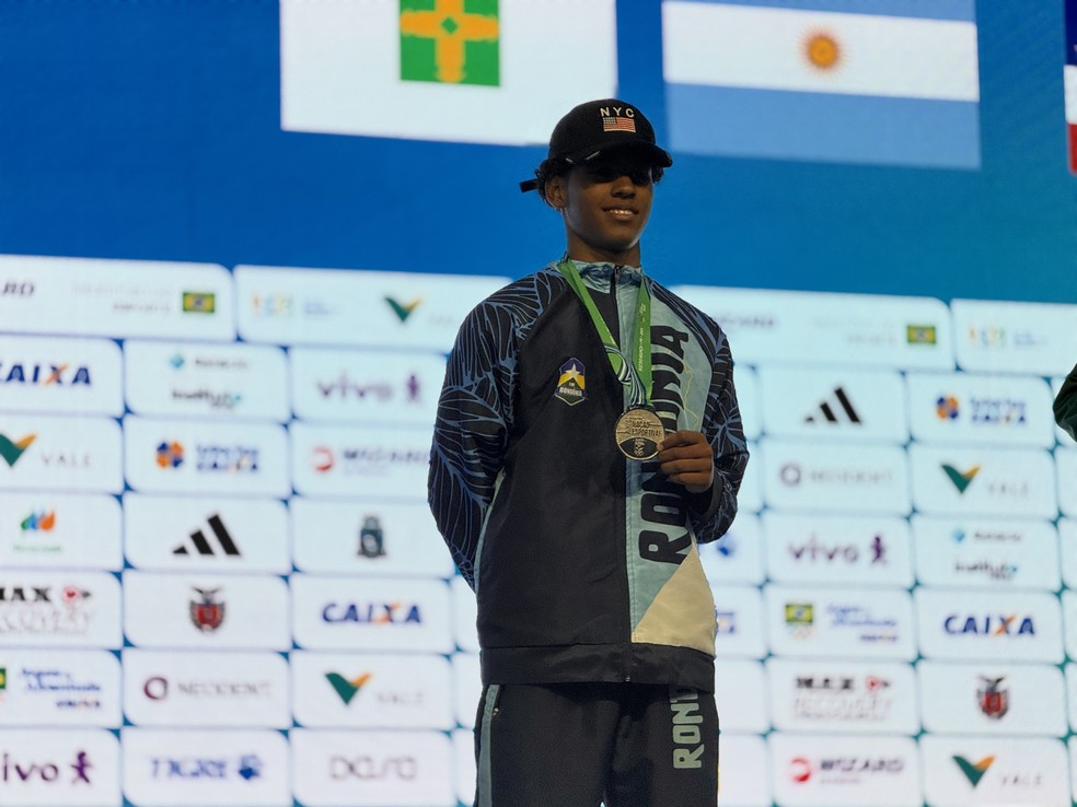 Guilherme Santos exibe medalha ganha no triatlo — Foto: Divulgação/SEDUC