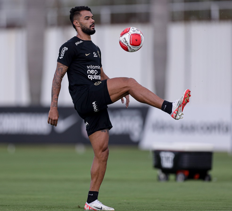 Raniele, novo volante do Corinthians, controla a bola durante treino no CT — Foto: Rubens Coca/Ag. Corinthians