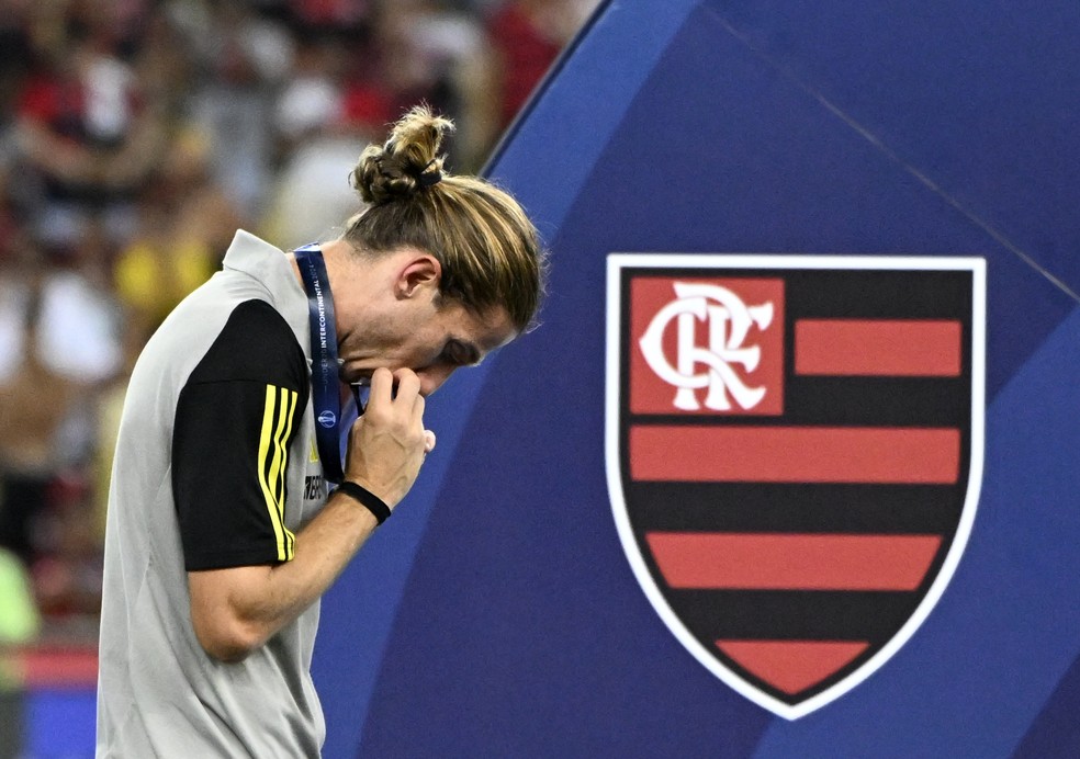 Filipe Luis comemora o título do Mundial Sub-20 em Flamengo 2 x 1 Olympiacos — Foto: André Durão / ge