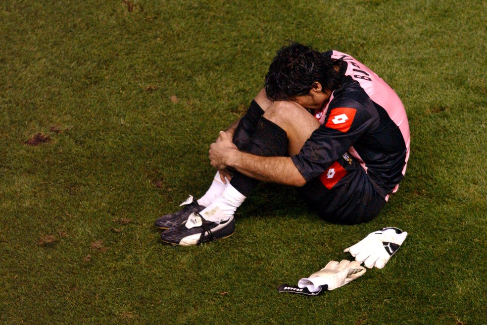 Buffon incrédulo após a derrota nos pênaltis para o Milan em 2003 — Foto: Getty Images