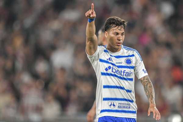 Cruzeiro lidera Brasileirão após 11 anos e quebra jejum de vitórias.