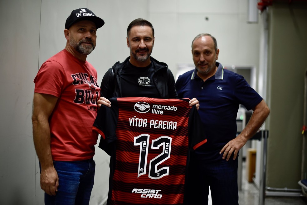 Junto a Mario Monteiro e Rui Quinta, Vitor Pereira recebe a camisa do Flamengo &mdash; Foto: Marcelo Cortes/Flamengo