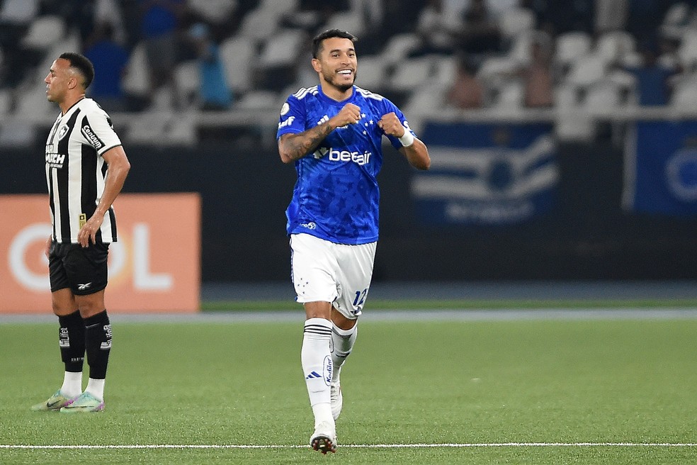 William comemora gol do Cruzeiro contra o Botafogo — Foto: Alexandre Durão