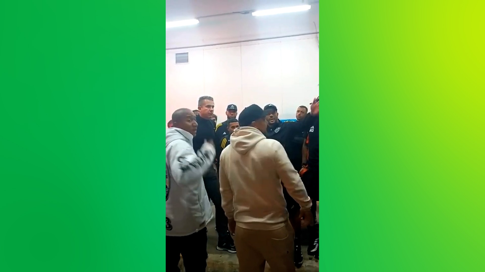 Jogadores do Atlético-MG são cobrados por organizada