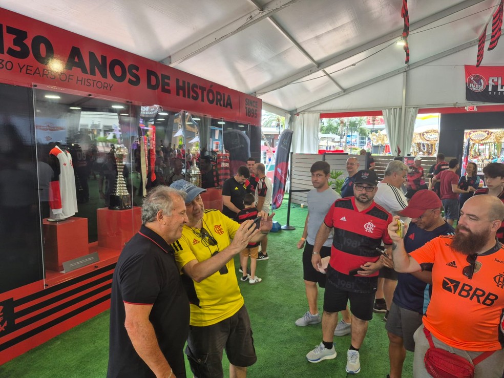Zico atende torcedores do Flamengo na Casa Flamengo, em Orlando  Foto: Thiago Lima / ge