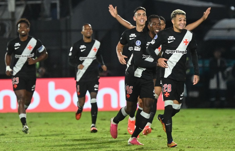 Adson comemora gol do Vasco contra o Olimpia — Foto: AFP
