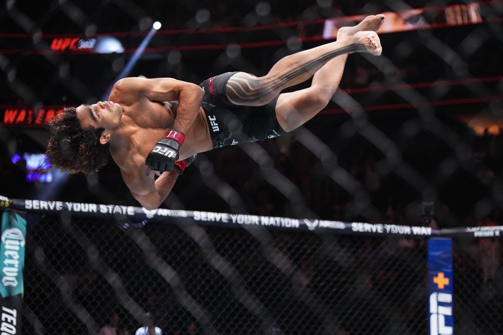 Payton Talbott comemora vitória no UFC 303 com salto acrobático — Foto: Cooper Neill/Zuffa LLC via Getty Images
