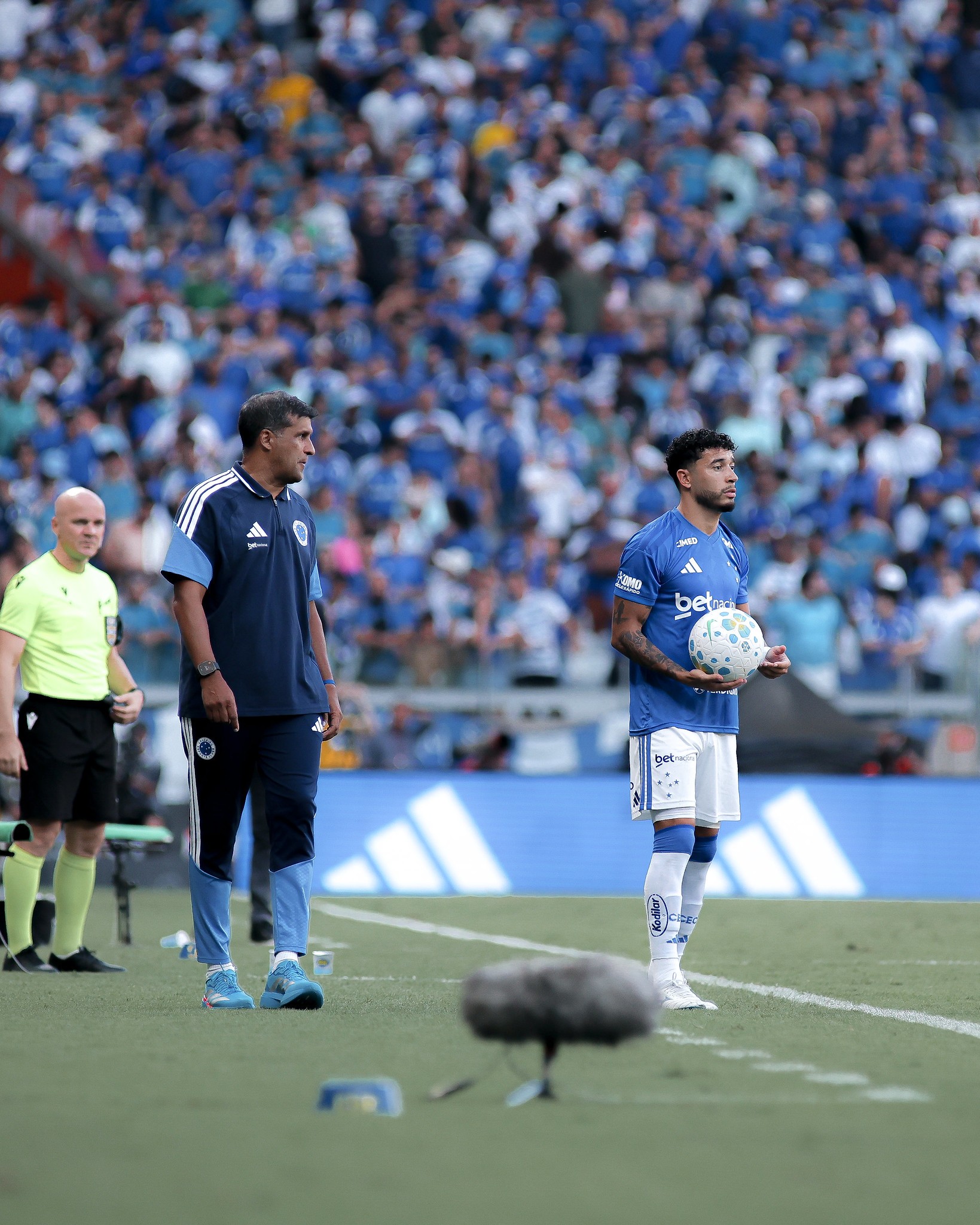 Auxiliar do Cruzeiro Defende Pressão da Torcida e Reconhece Necessidade de Cobrança