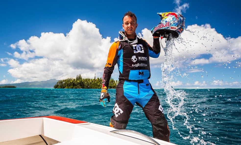  Robbie Maddison antes do desafio em Teahupoo — Foto: Red Bull