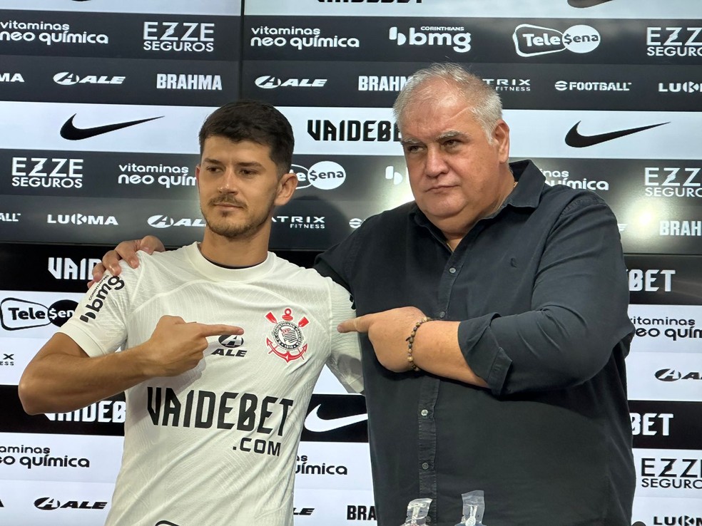 Hugo é apresentado como reforço do Corinthians — Foto: Bruno Cassucci