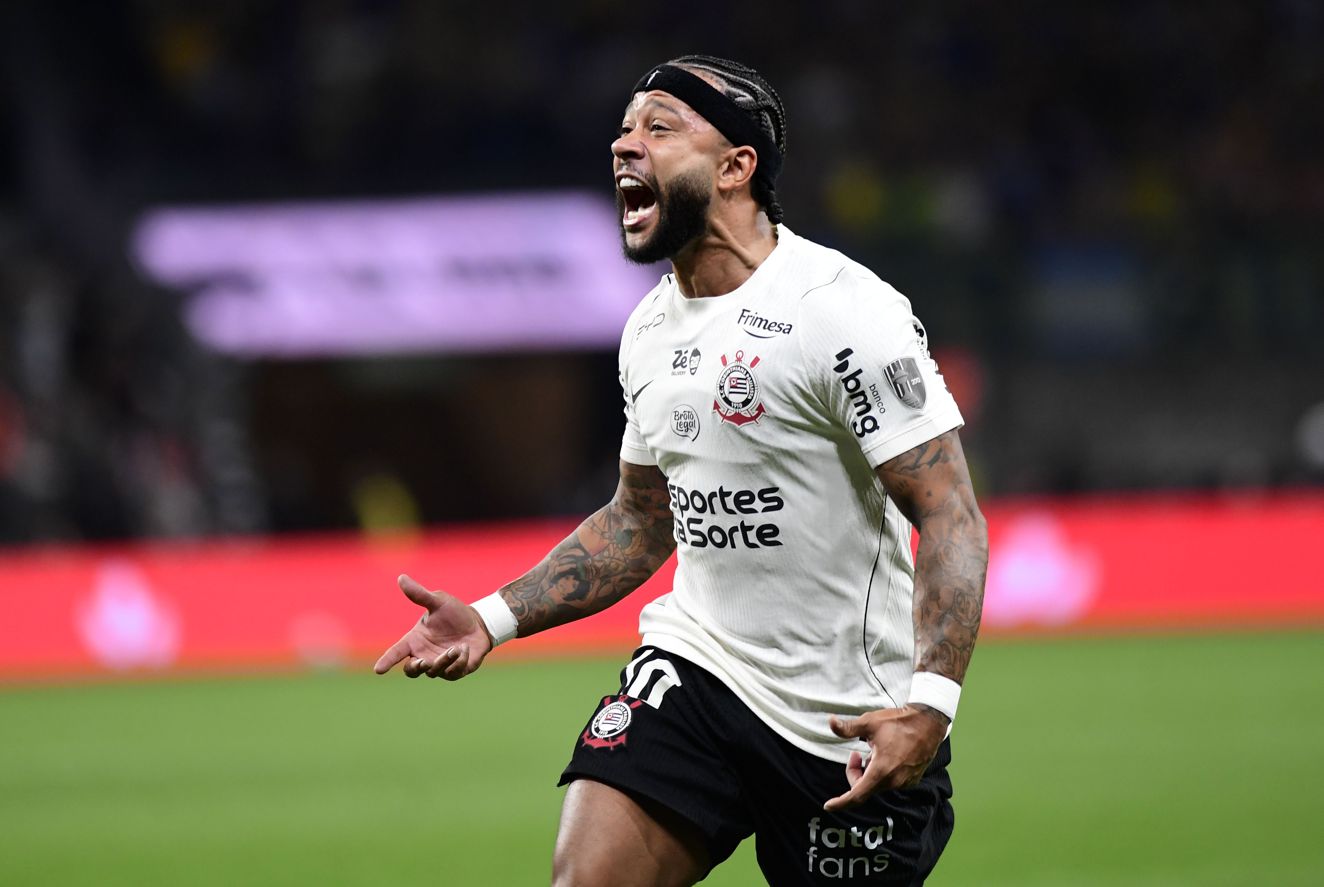Memphis faz apelo à torcida do Corinthians após clipe polêmico: "Não interpretem mal a mensagem"