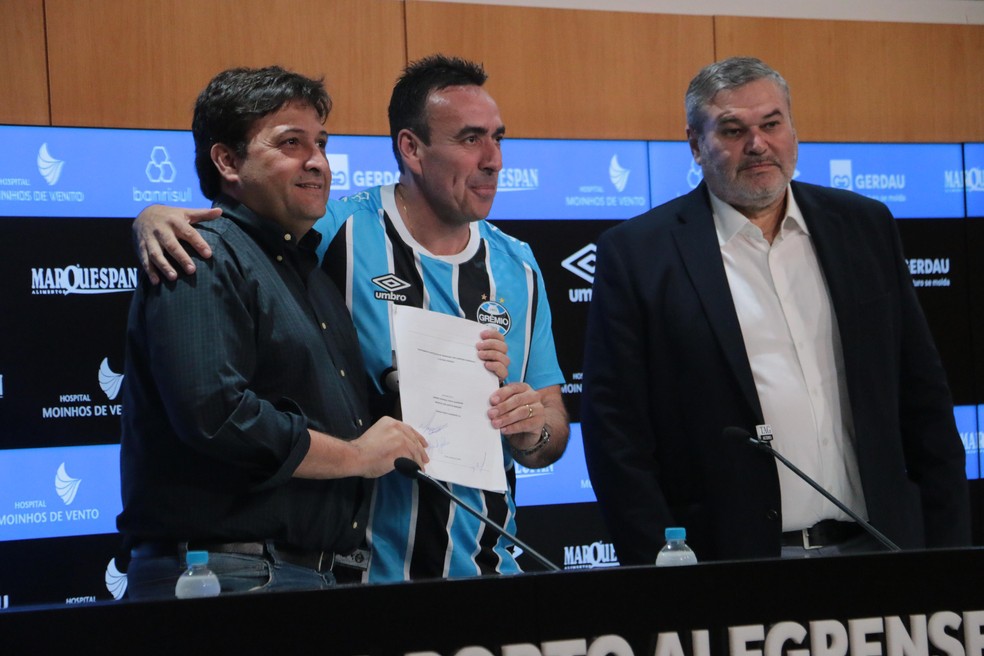 Alberto Guerra e Marcelo Marques assinam documento