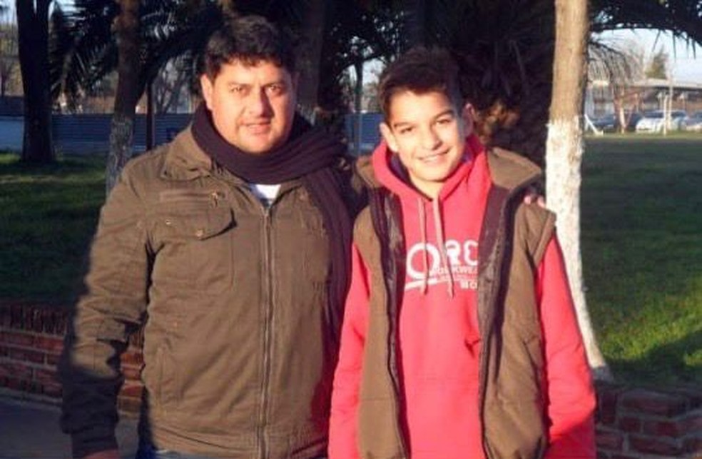 Flaco López ao lado de Javier Andres Klos, seu primeiro treinador — Foto: Arquivo Pessoal