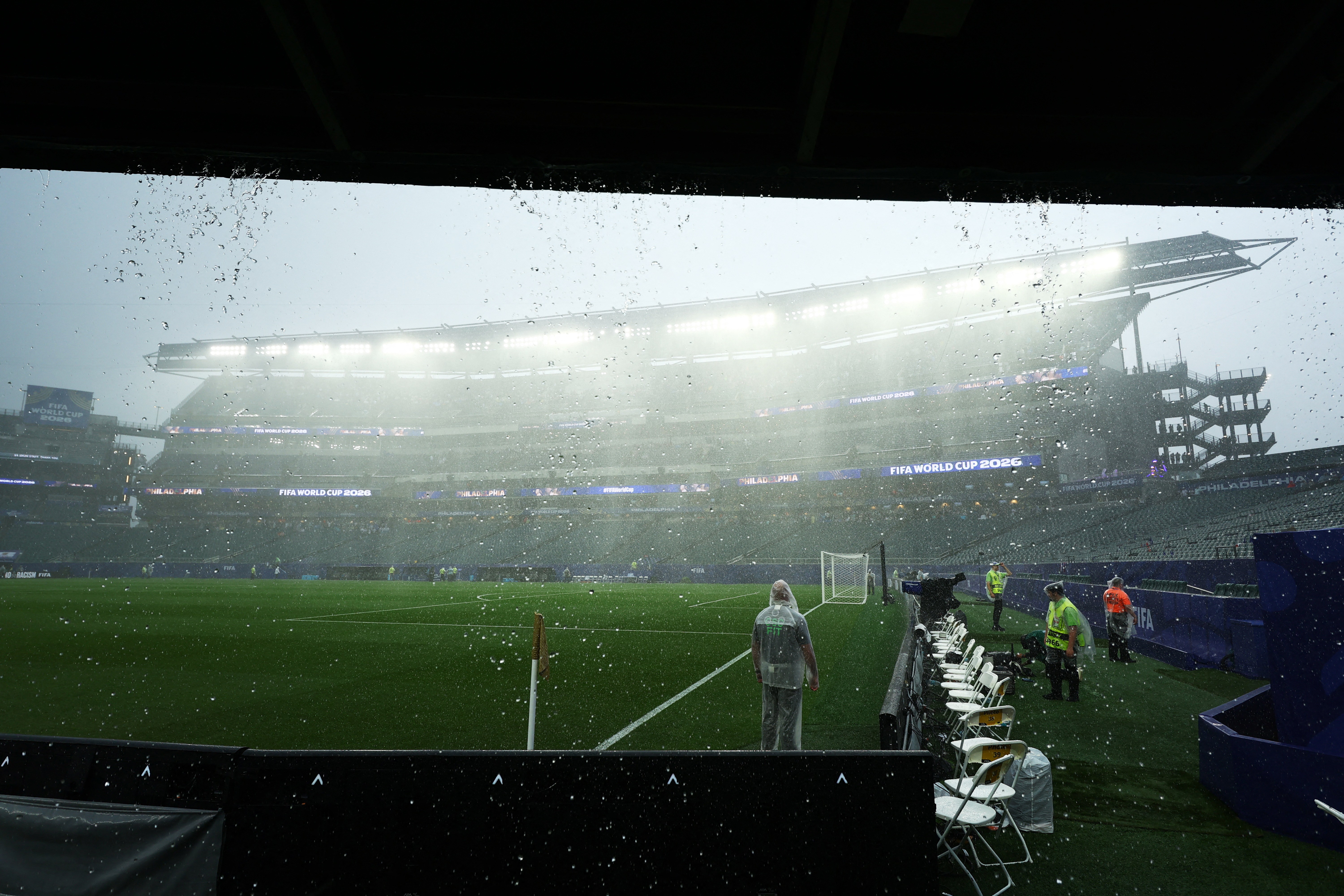 Copa do Mundo: se um jogo parar por temporal, a Fifa vai interromper a outra partida do grupo? Entenda