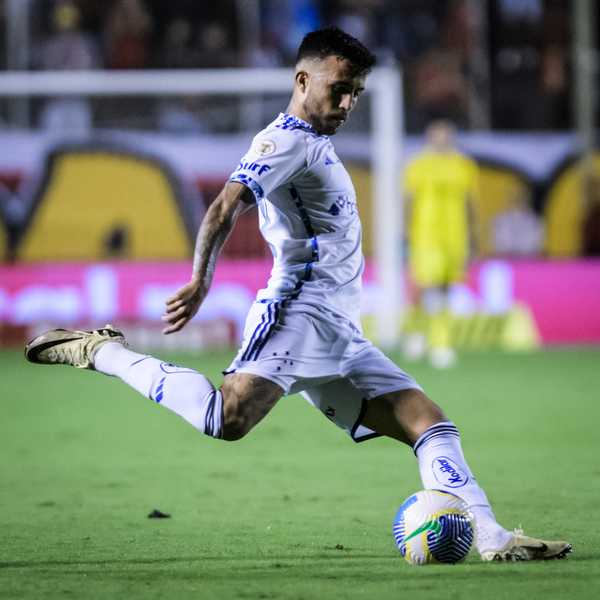 Bola no braço: Volante se isenta e evita polêmica em jogo tumultuado.