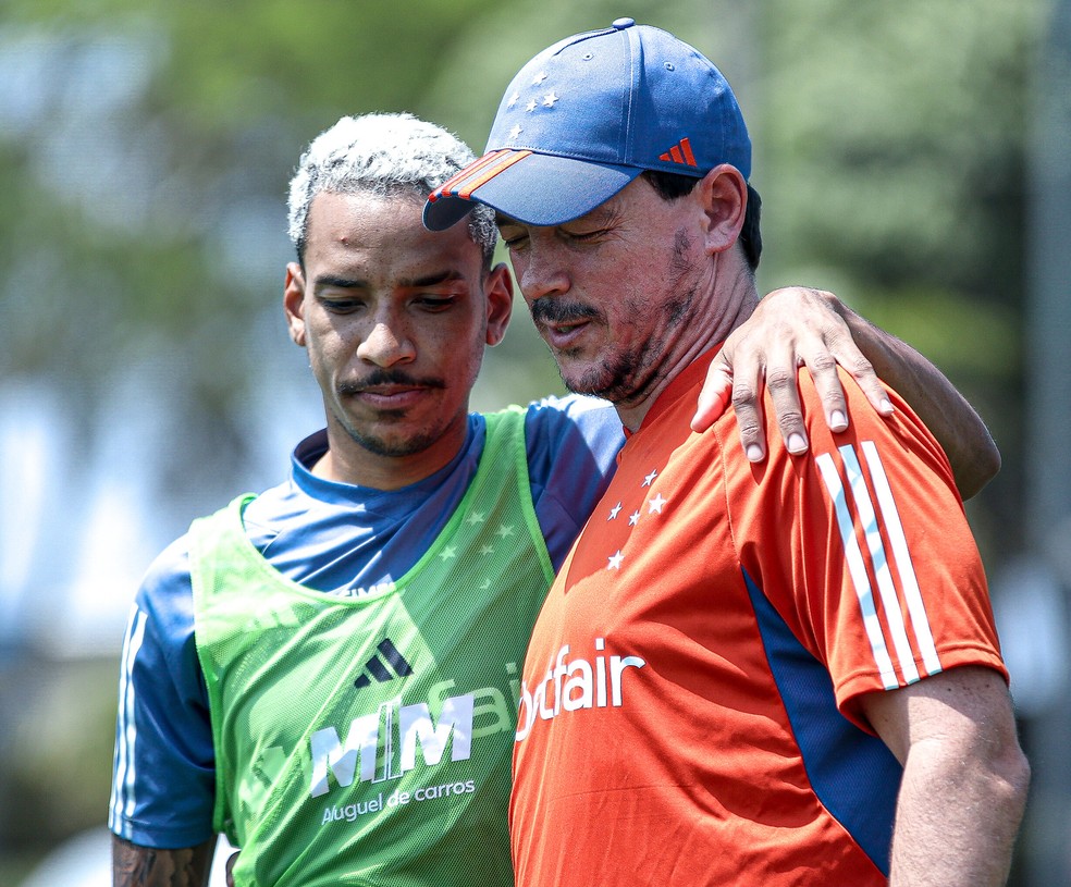 Matheus Pereira com Fernando Diniz em treino do Cruzeiro — Foto: Gustavo Aleixo