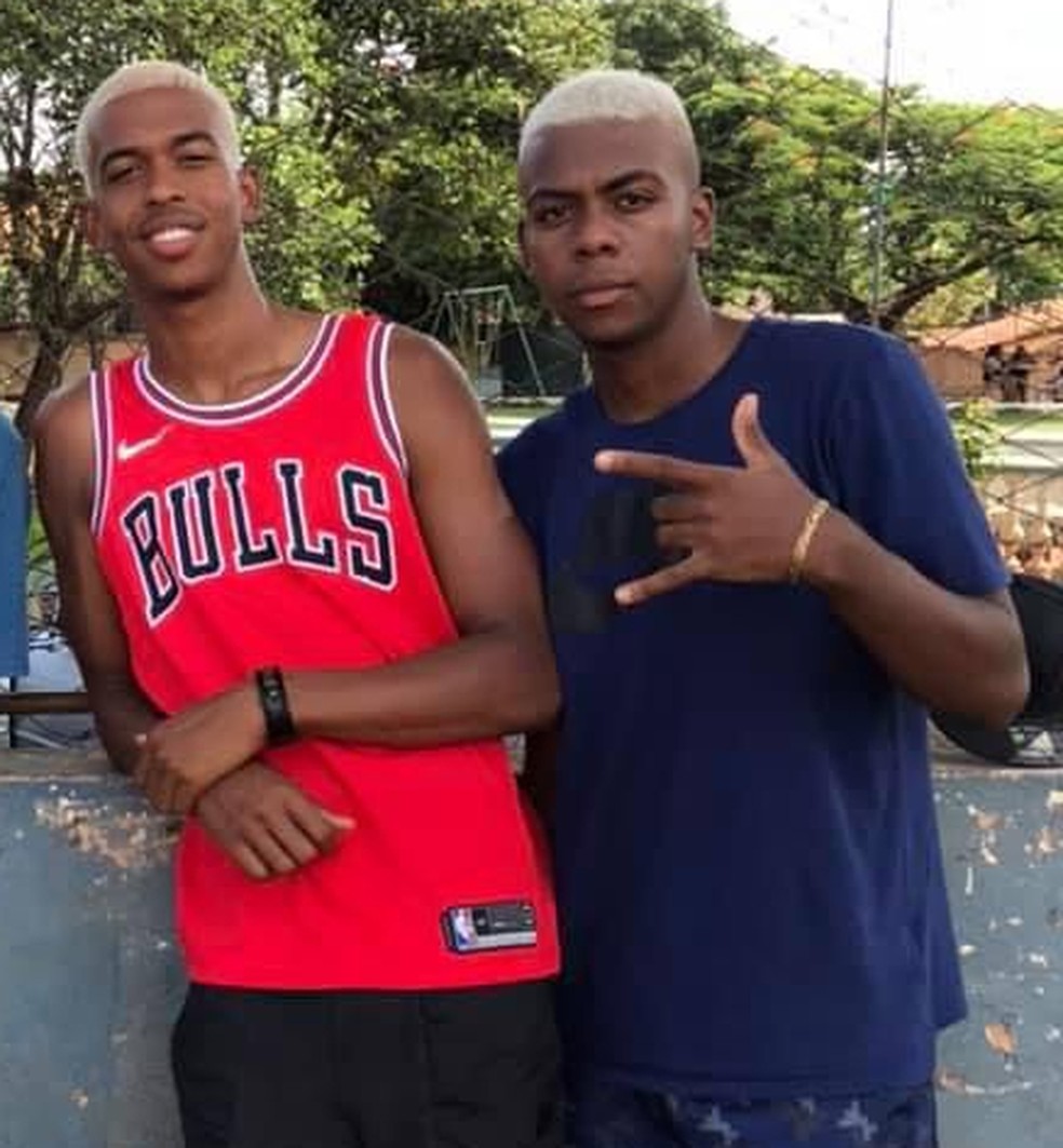 Carlinhos (de camisa do Bulls) ao lado do irmão Estevão — Foto: Arquivo pessoal