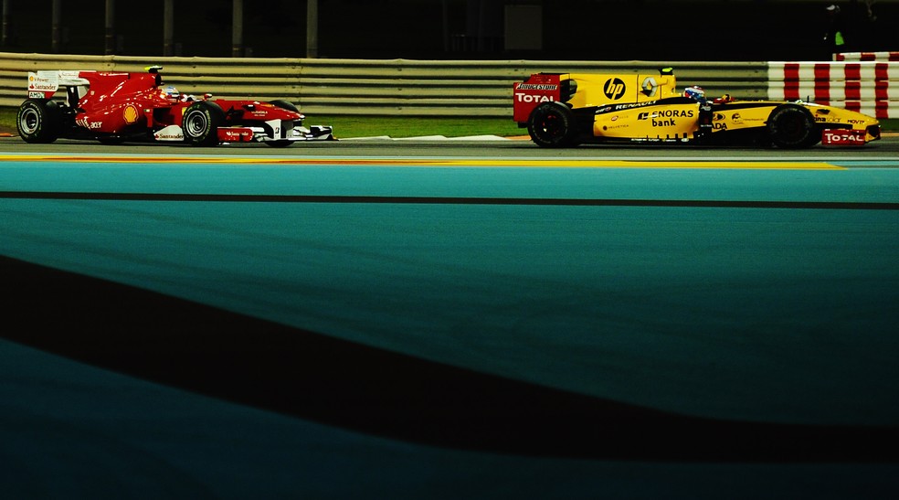 Vitaly Petrov e Fernando Alonso em Abu Dhabi — Copa do Mundo e F1