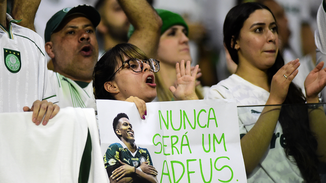 Palmeirense se despede de Estêvão no Allianz Parque com cartaz em Palmeiras x Sporting Cristal na Libertadores