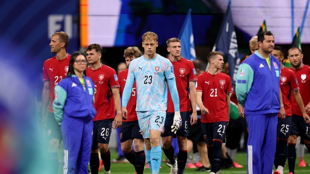 Lukas Hornicek e seus companheiros de seleção da República Tcheca entram em campo para o jogo com a África do Sul